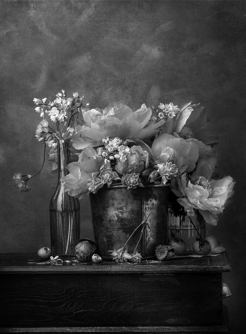 Фотография цветов в вазах на столе