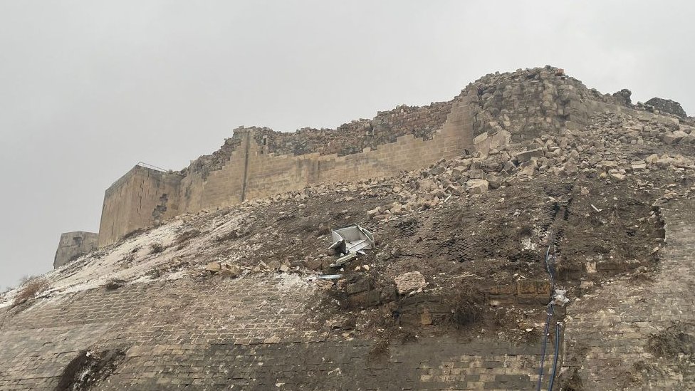 pogled na razrušenu tvrđavu u Turskoj posle razornog zemljotresa