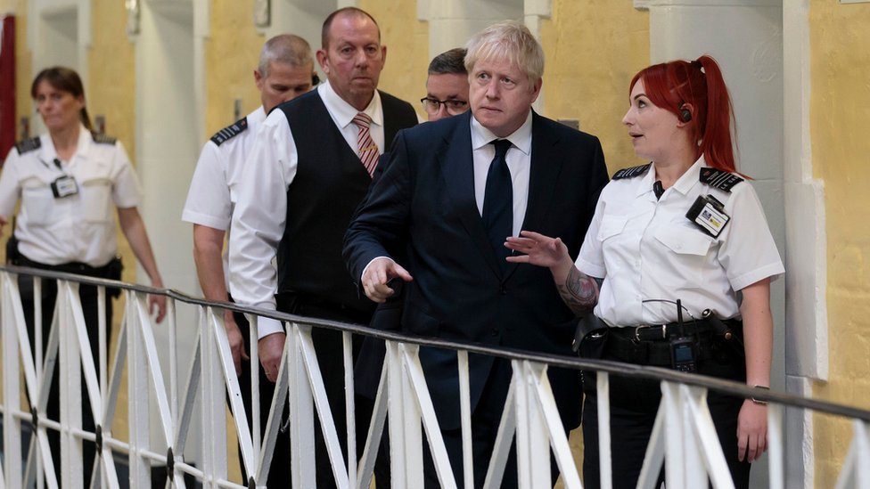 Премьер-министр Борис Джонсон посетил тюрьмы Leeds HMP