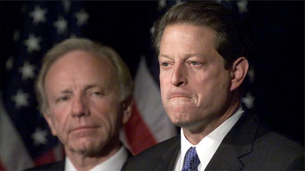 نائب الرئيس آل غور مع السناتور جوزيف ليبرمان إلى جانبه يدلي ببيان للصحفيين، 8 نوفمبر/تشرين الثاني 2000