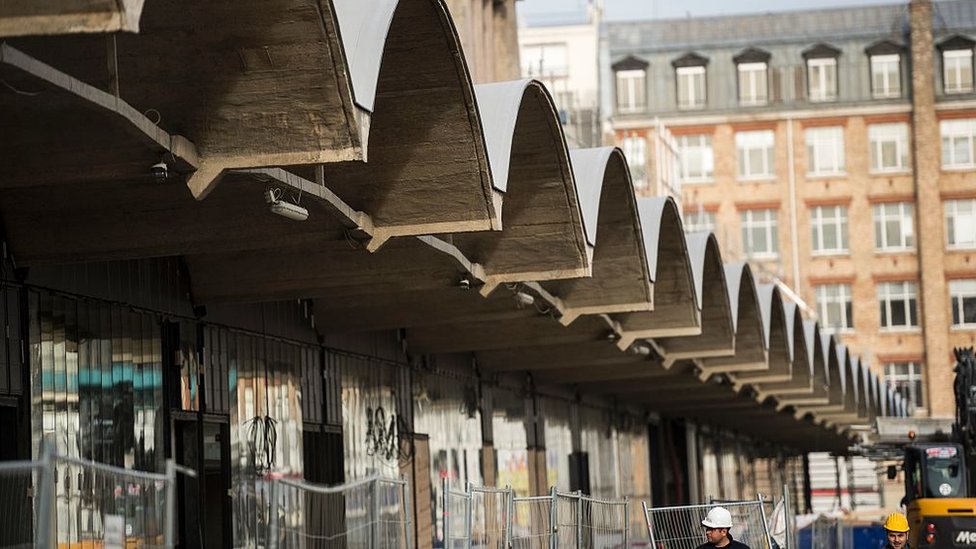 Mide 300 metros de largo y tiene 34.000 metros cuadrados. StationF en construcción