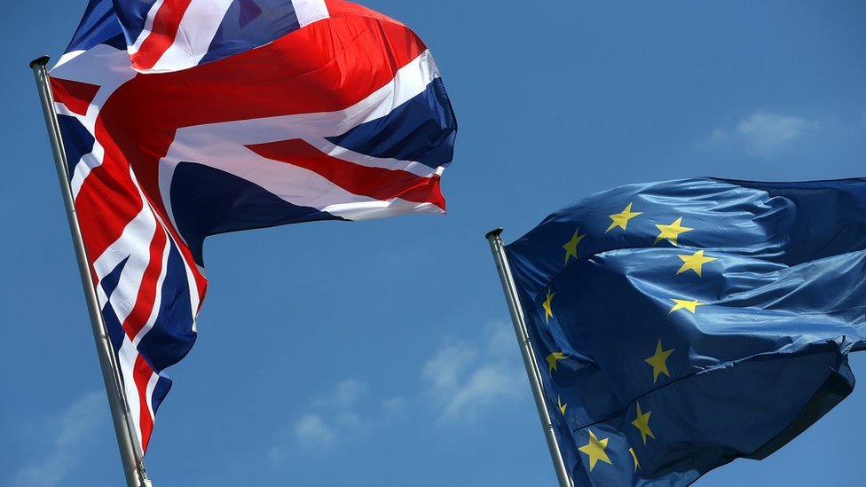 Las banderas de la UE y Reino Unido.
