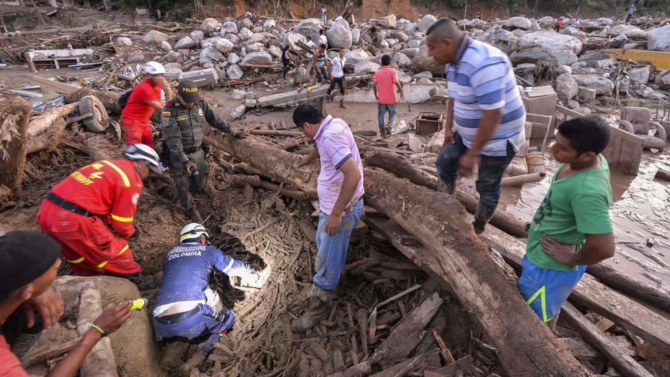 Спасатели ищут людей среди завалов, оставленных оползнями после проливных дождей в Мокоа, департамент Путумайо, южная Колумбия, 1 апреля 2017 года.