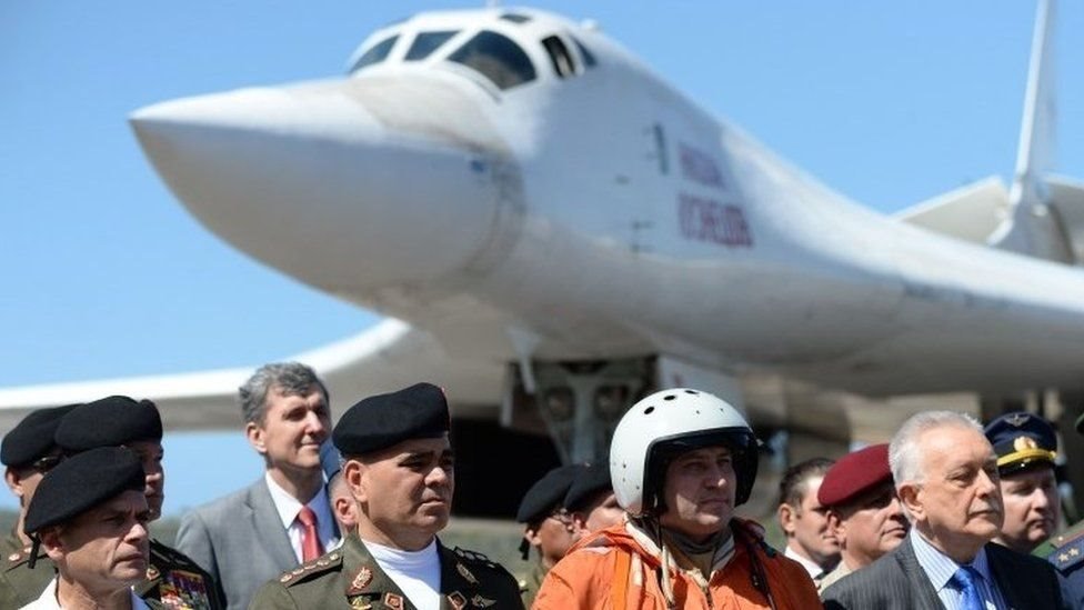 El ministro de Defensa de Venezuela, Vladimir Padrino, le dio la bienvenida en diciembre a los pilotos rusos que llegaron en dos bombarderos.