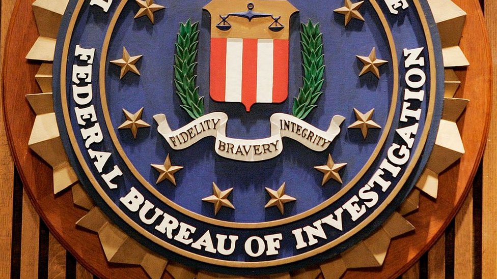 El FBI investiga lo ocurrido. Las sospechas recaen en un tercer país. El escudo del FBI en uno de sus edificios.