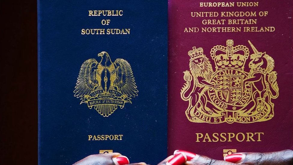每個國家護照的設計都突顯其國家的特色。