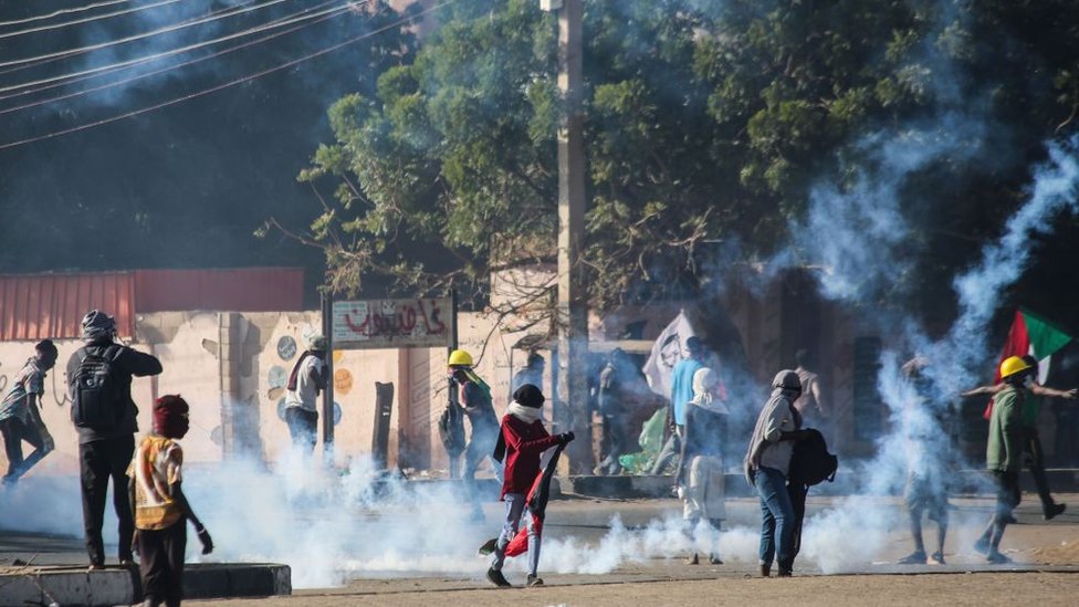 قنابل مسيلة للدموع أطلقتها قوات الأمن السودانية على المتظاهرين قرب القصر الرئاسي في الخرطوم