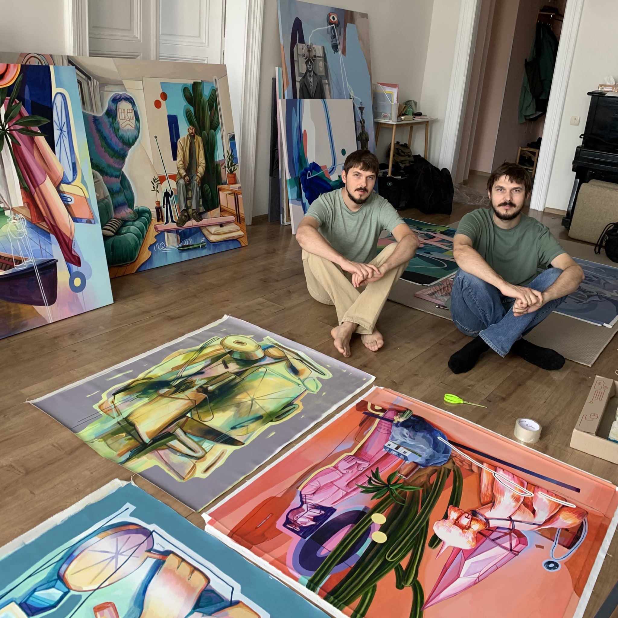 Umetnici Vitalij Greh Dilkone i Sergej Greh Fersone u umetničkom ateljeu u Lavovu, avgust 2022.