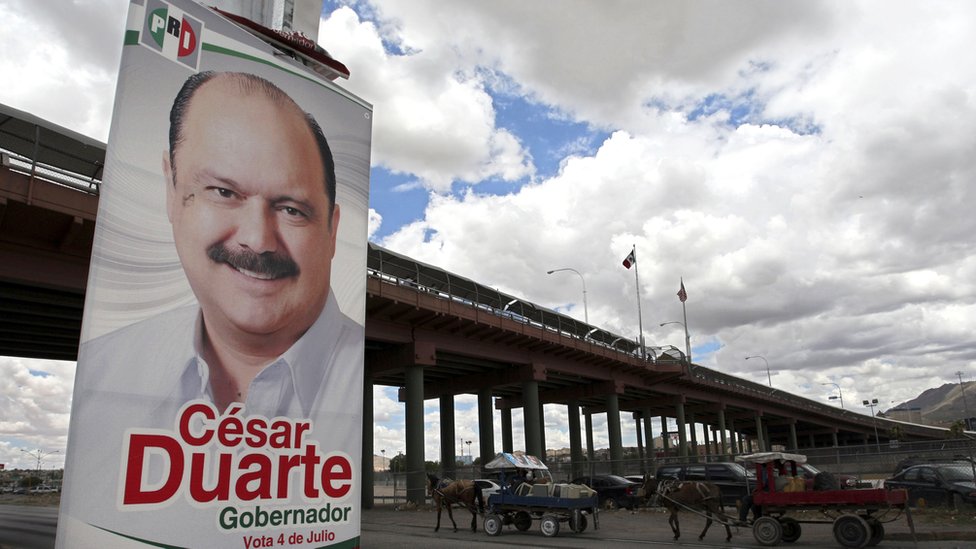 Плакат с политической пропагандой кандидата в губернаторы штата Чиуауа Сезара Дуарте от Институционально-революционной партии (PRI) 2 июля 2010 года в Сьюдад-Хуаресе, Мексика.