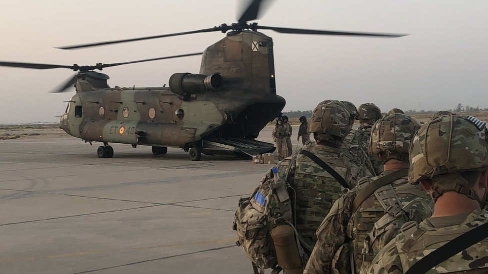 Войска США идут к вертолету