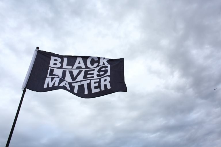 Aurora'daki bir protesto gösterisinde dalgalandırılan bayrak
