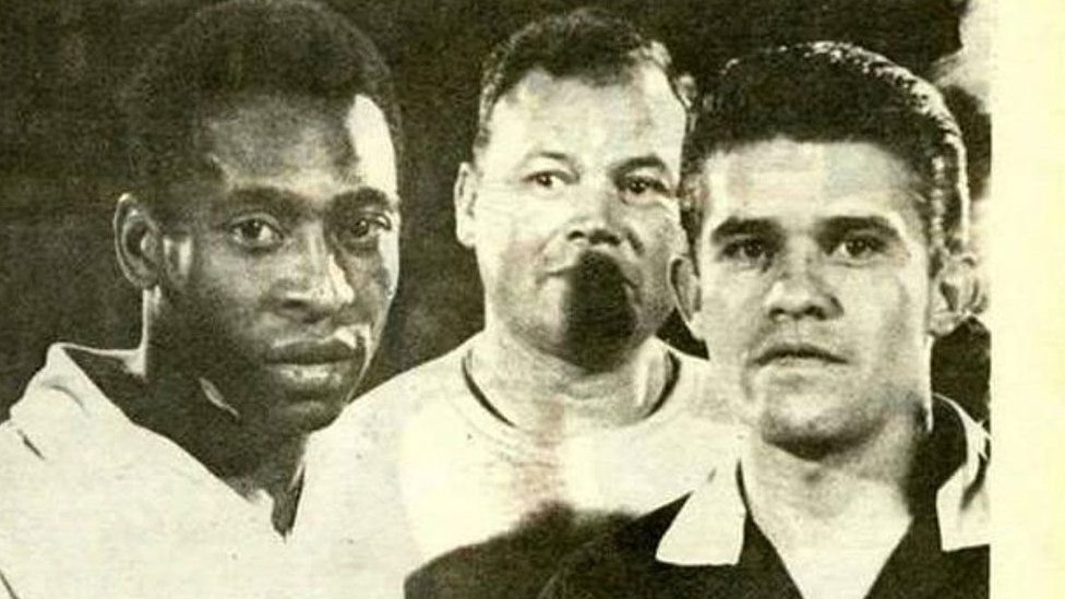 Pele poses for a picture alongside referee Guillermo Velazquez before Santos FC's friendly against the Colombian Olympic team in 1968
