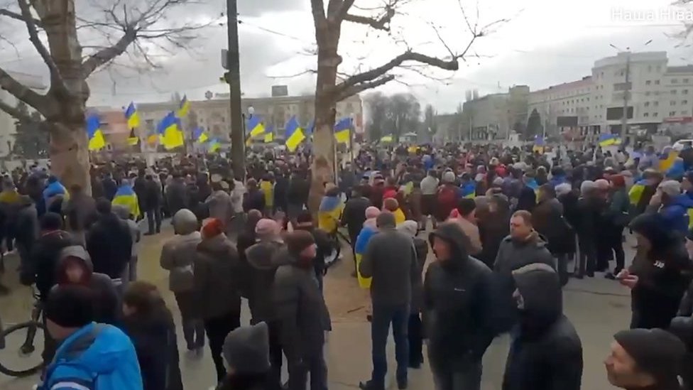 Митинг в Херсоне. Люди вышли на улицы с украинскими флагами - BBC News Русская служба