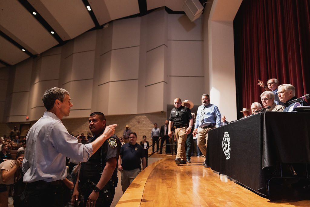 Beto O'Rourke heckles Texas Governor Greg Abbott over gun laws