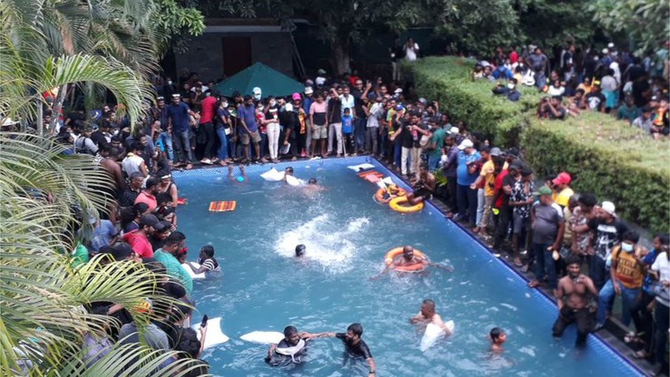 Manifestantes nadan en la piscina de la residencia oficial del expresidente