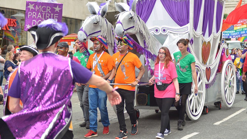 Люди, участвующие в Manchester Pride Parade 2016