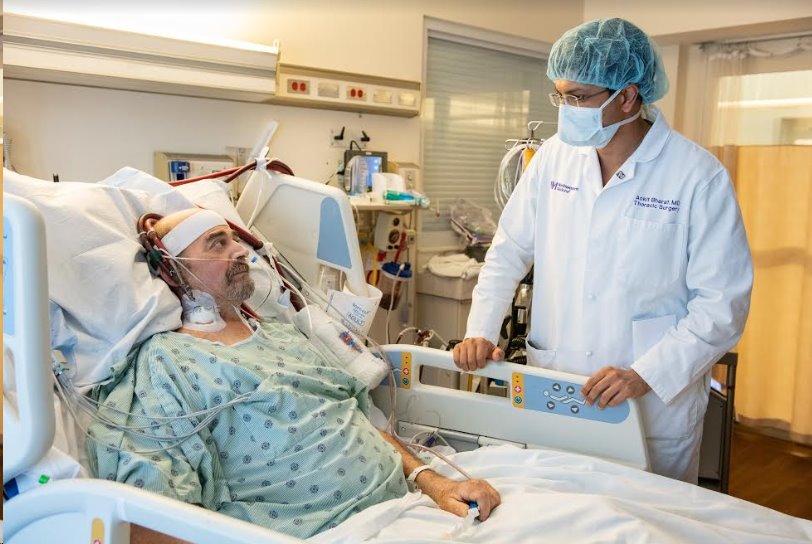 Paciente em cama de hospital com médico ao lado em pé
