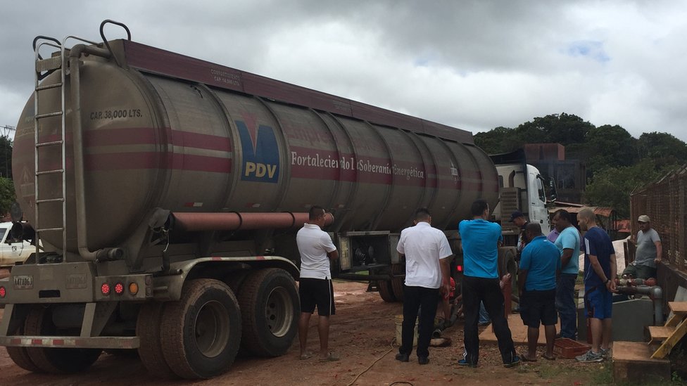 Los camiones cisterna llegan desde Caracas para suministrar gasolina a las pocas bombas que hay en esta zona de Venezuela. Un camión de PDVSA