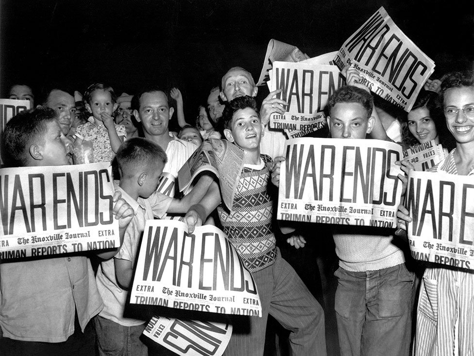 Дети держат газеты, объявляющие об окончании Второй мировой войны