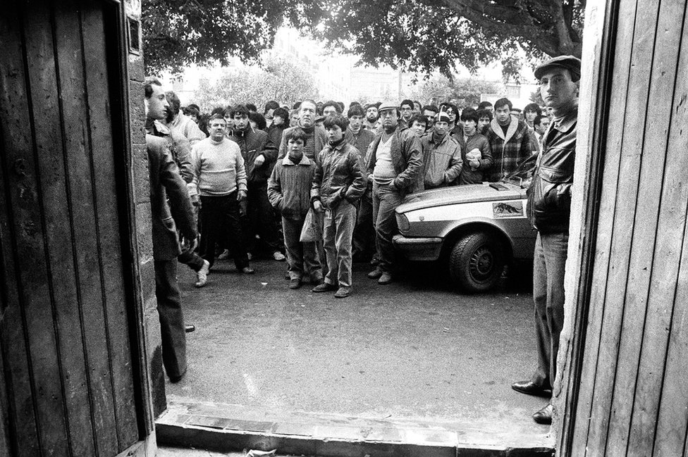 Толпа возле здания на площади Сант'Олива, где было совершено тройное убийство, Палермо, 1982