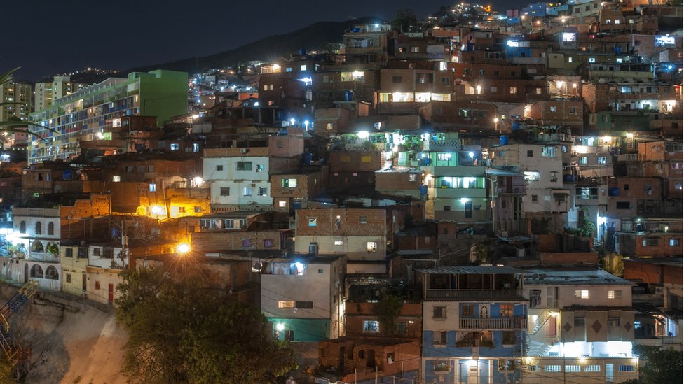 Bario - siromašno naselje, noću