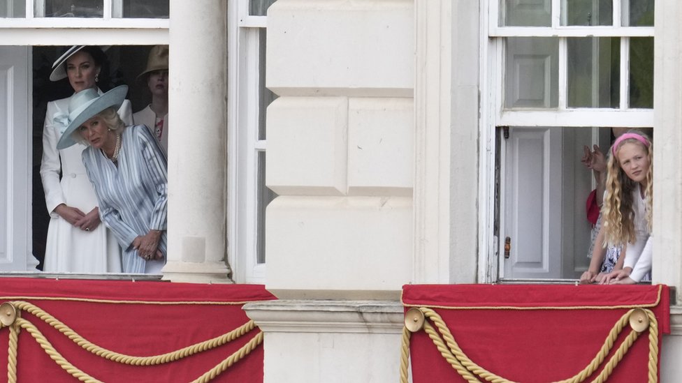 Vojvotkinja od Kembridža, vojvotkinja od Kornvola i Savana Filips gledaju ceremoniju povodom rođendana kraljice Elizabete II