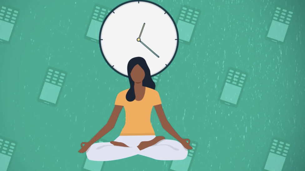 Una ilustración que muestra a una mujer sentada en posición de yoga frente a un reloj