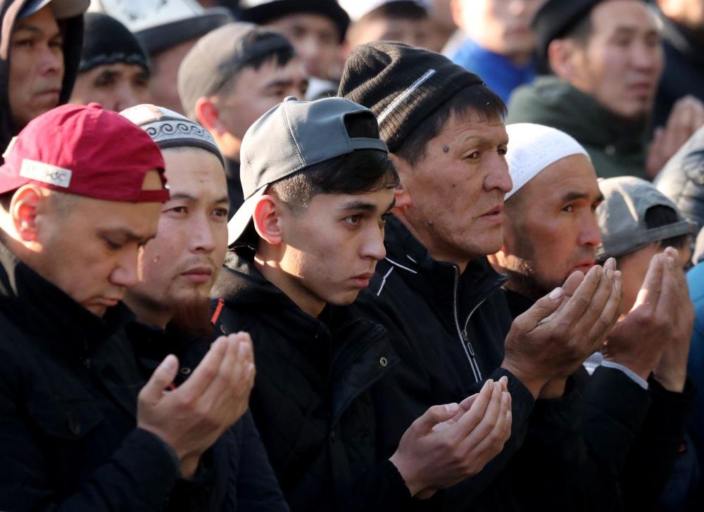 أشخاص يصلون في قيرغيزستان