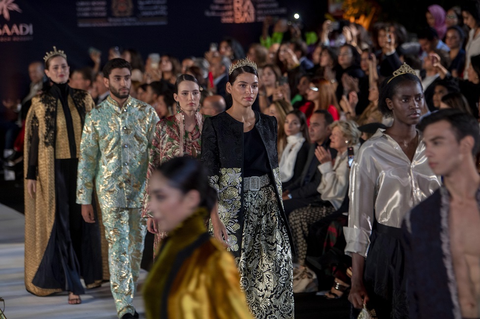 عارضات أزياء يمشين على منصة عرض أزياء المصممة المغربية فضيلة القاضي في الرباط، المغرب - الثلاثاء 30 مايو/ أيار 2023