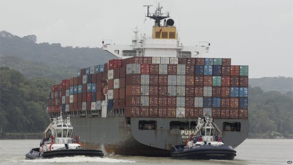Буксиры ведут грузовое судно в водах Панамского канала в Гамбоа, 8 августа 2015 года.