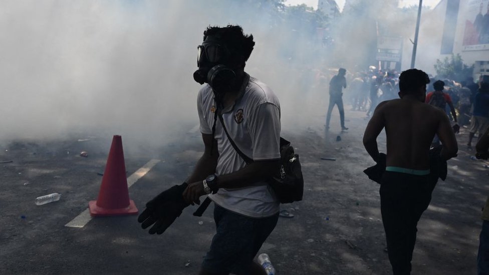 Manifestantes en Sri Lanka entre gas lacrimógeno.