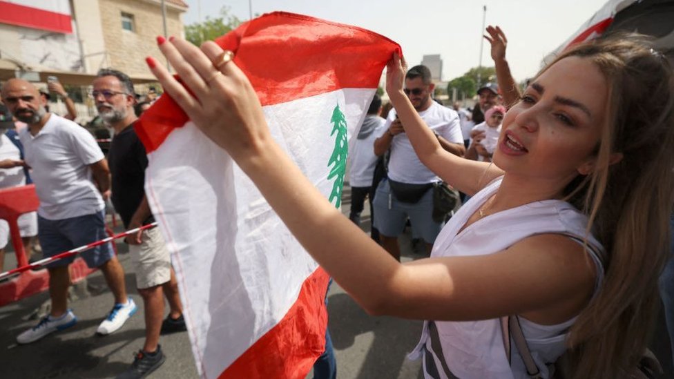 مغتربون لبنانيون في طابور للإدلاء بأصواتهم في في القنصلية اللبنانية في إمارة دبي في 8 مايو 2022