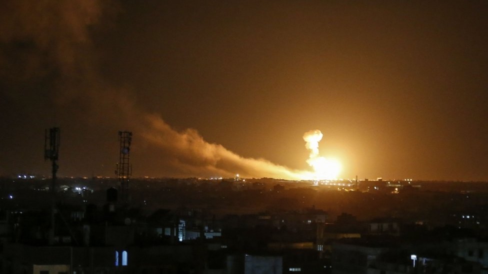После авиаудара Израиля по Рафаху на юге сектора Газа 23 февраля 2020 года виден огненный шар