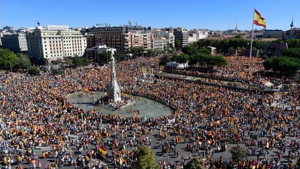 Se concentraron en la madrileña Plaza de Colón y con banderas de España y consignas como "Viva España" y "Soy español", muchos manifestantes aseguraron que quieren que se defienda la Constitución. Manifestación en Madrid