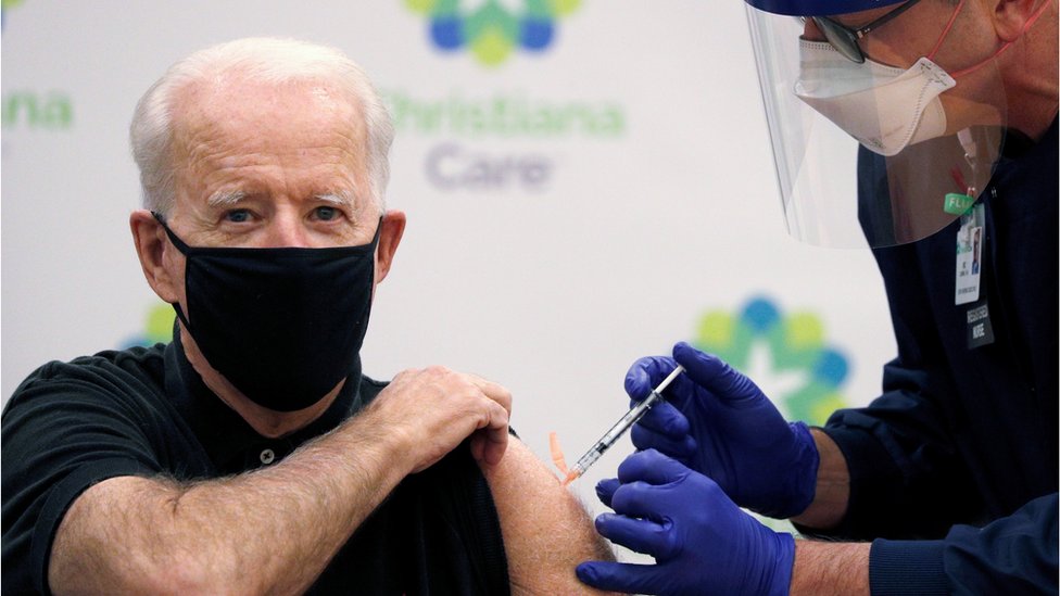 Joe Biden se pone la segunda dosis de la vacuna contra la covid-19