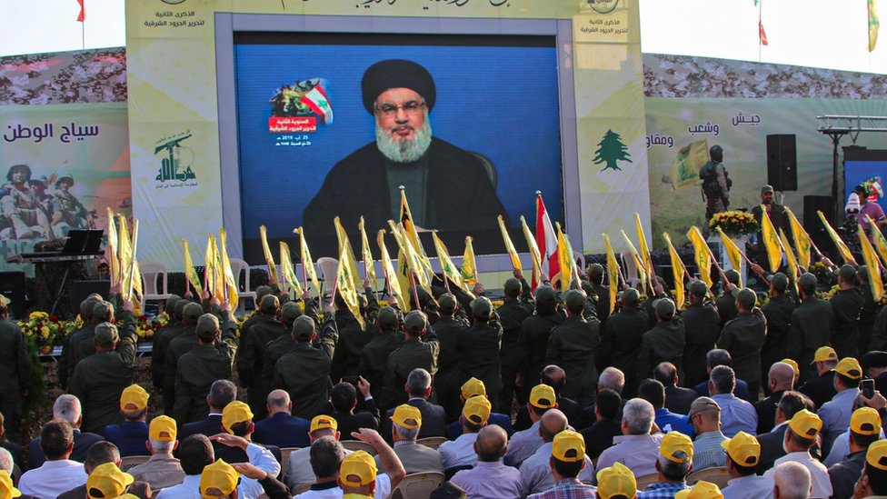 Члены «Хизбаллы» приветствуют лидера ливанской группировки Хасана Насралла, выступающего на митинге в Аль-Айне (25 августа 2019 г.)