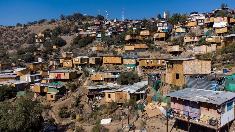 Vista del campamento Toma la Cancha en una ladera de la comuna de Lo Barnechea en Santiago.