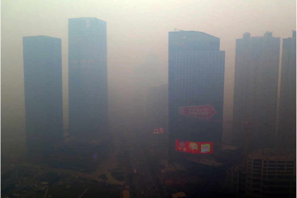 На этом снимке, сделанном 8 ноября 2015 года, показан покрытый смогом жилой квартал в Шэньяне, китайская провинция Ляонин