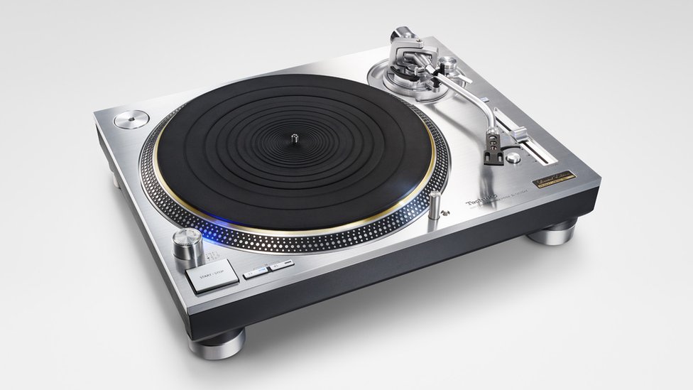 technics turntable with speakers
