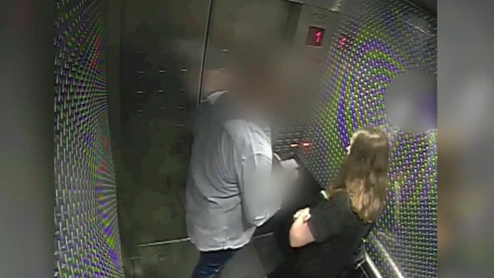 Грейс Миллейн и ответчик поднимаются на лифте в его квартиру