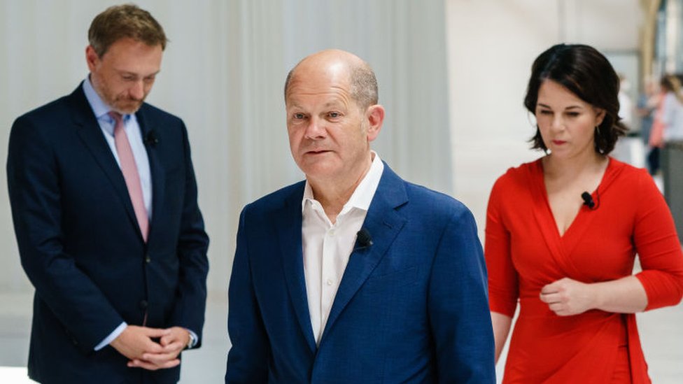 綠黨領袖安娜萊娜·貝爾博克（Annalena Baerbock，右）、肖爾茨（中）和自由民主黨領袖克里斯蒂安·林德納（Christian Lindner，左）