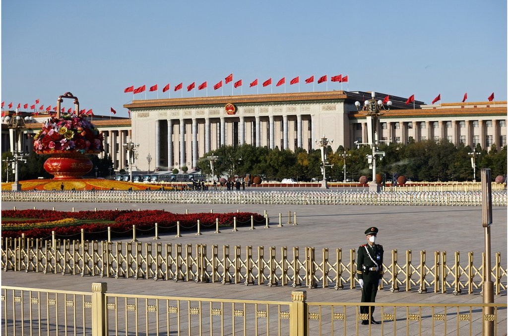 10月16日，中國共產黨第20次全國代表大會開幕式前，一名武警在天安門廣場站崗