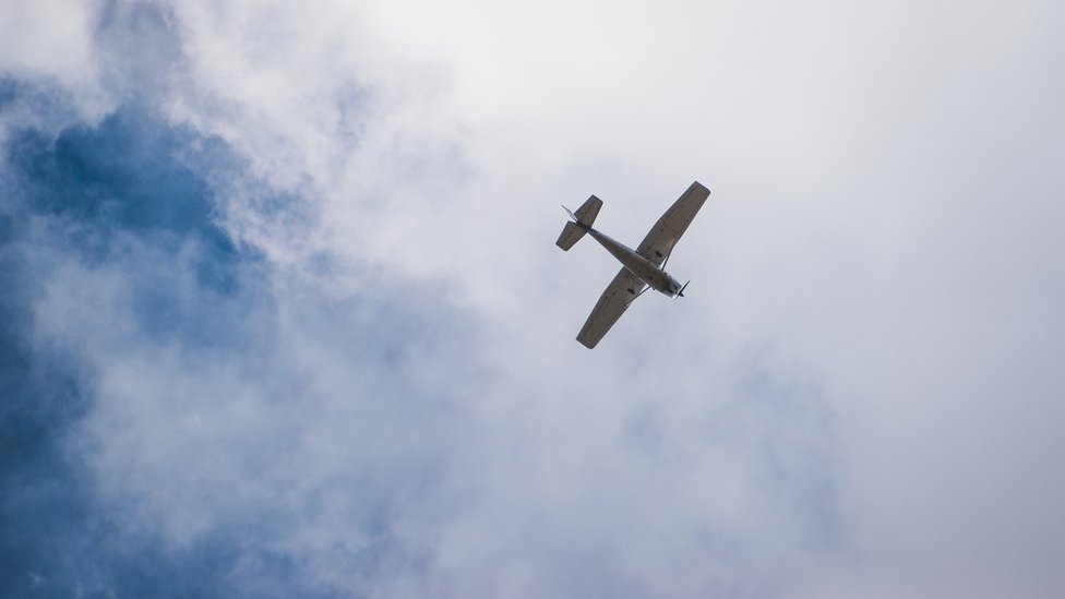 Brock se compró su propio avión ligero para llegar a lugares recónditos. Avión ligero volando