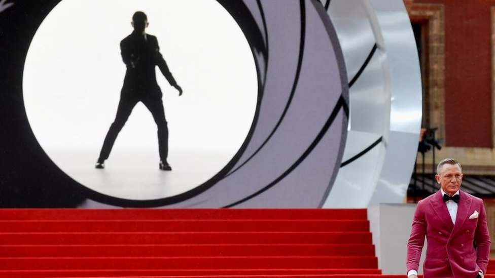 007電影《無暇赴死》倫敦首映式，演員丹尼·克雷格在海報前
