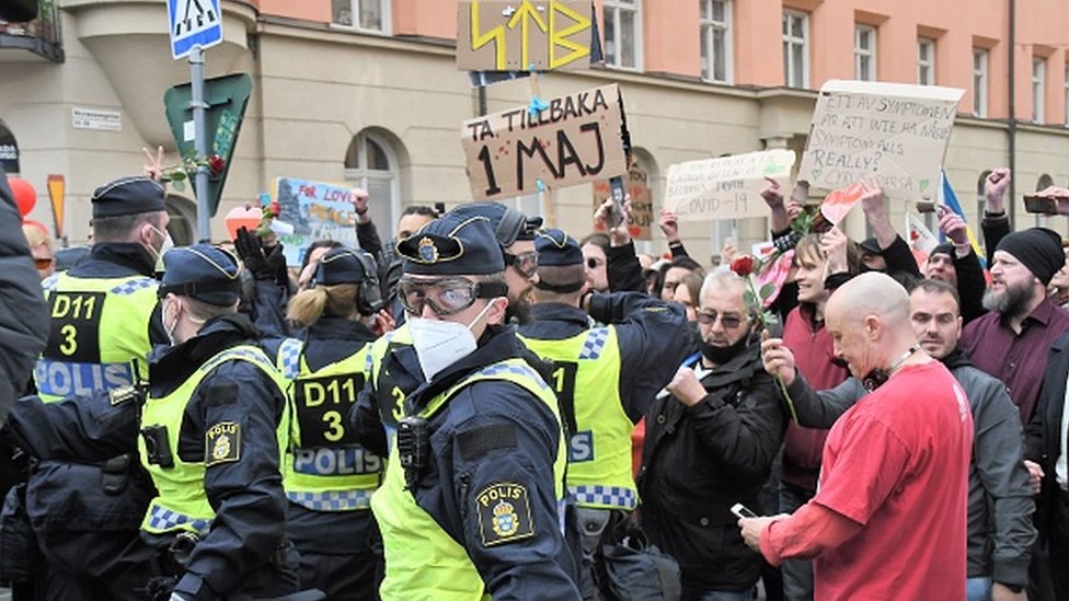 ضباط الشرطة يحتجزون متظاهراً في ستوكهولم، السويد