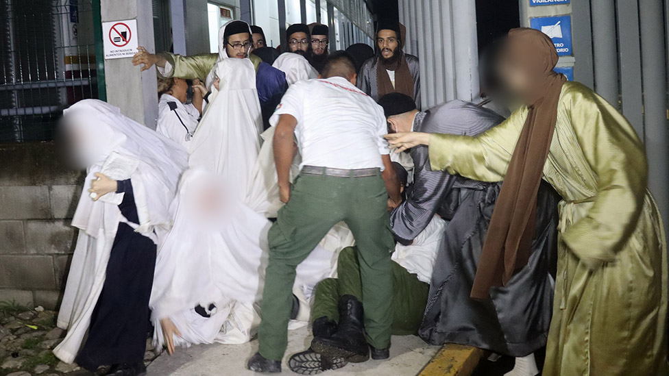Miembros de Lev Tahor se escapan en Huixtla, México, el miércoles 28 de septiembre