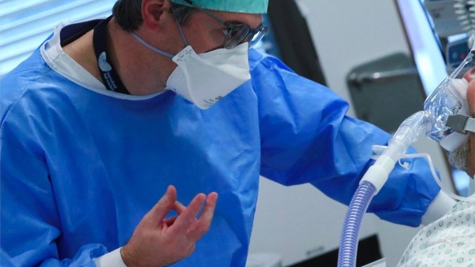 Profissional de saúde trata paciente com covid em hospital da Antuérpia