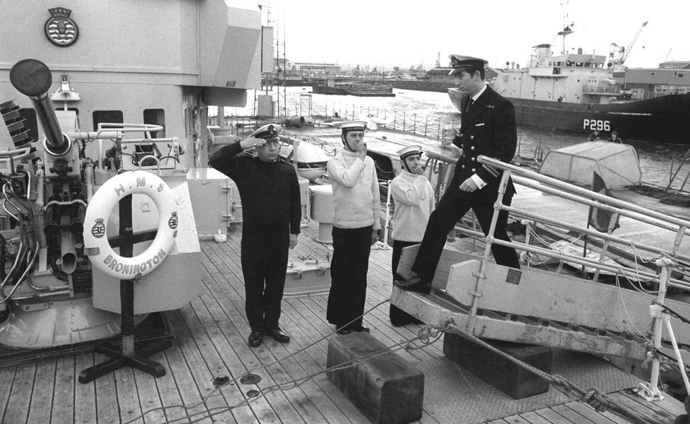 El príncipe Carlos a bordo del HMS Bronington, el 9 de febrero de 1976.