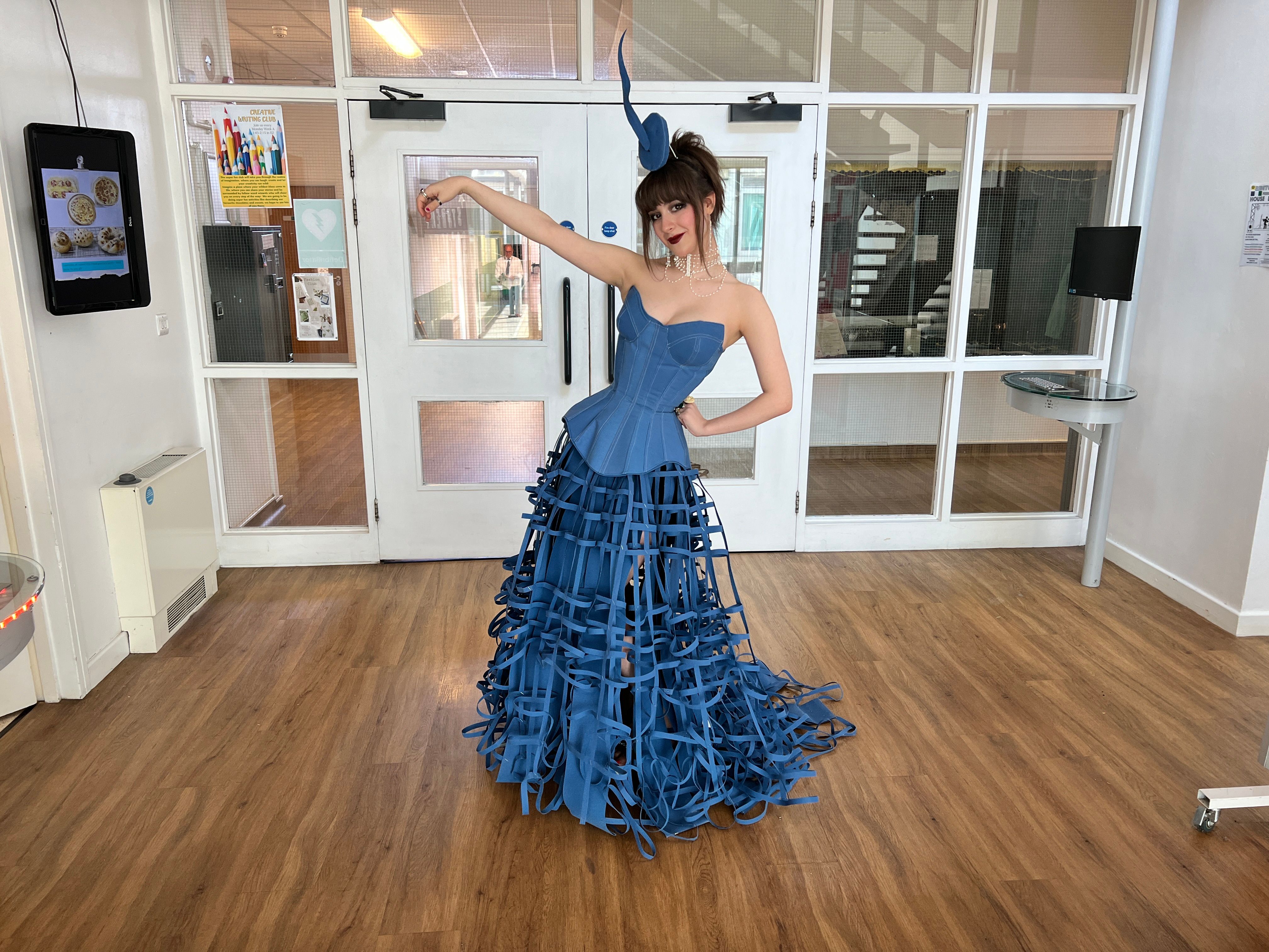 Student&rsquo;s broken blinds dress in final of fashion contest