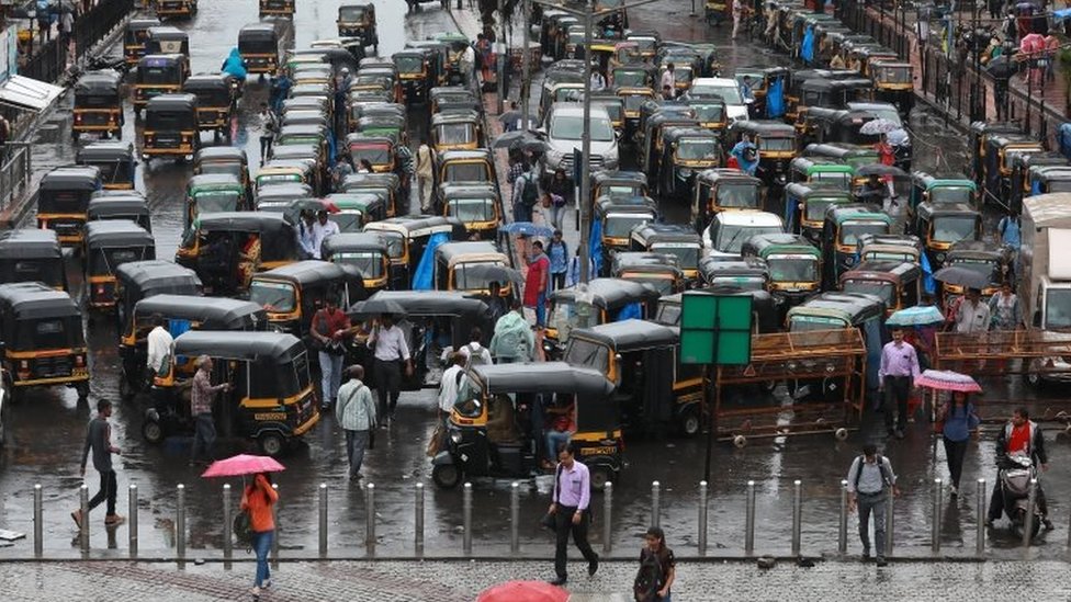 Общий вид транспорта во время сильных дождей на дороге Мира, недалеко от Мумбаи, Индия, 1 июля 2019 г.